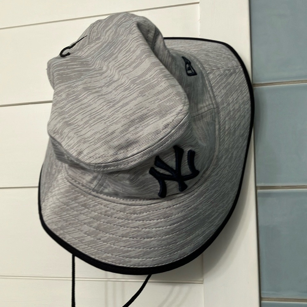 New Era Yankee bucket hat